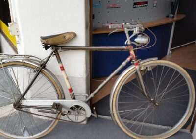altes Velo bei Eingangstüre