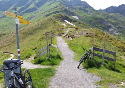 Wanderweg in den Bergen mit 2 Bikes angelehnt