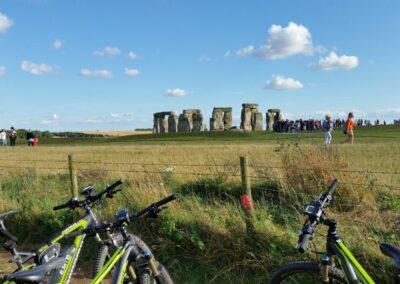 Drei Bergamont E Bikes vor echter Stonehenge Kulisse