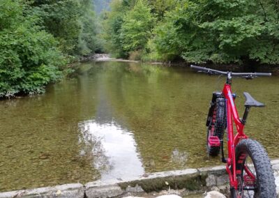 Rotes Fatbike im Fluss Töss