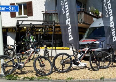 E Bike Ausstellung vor Bikeland mit Bergamont E Bike MTB Fully