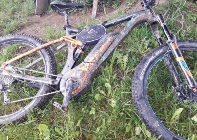 Bulls E Bike MTB liegt verdreckt auf Wiese