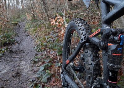 Matschiger Singletrail mit E Bike daneben