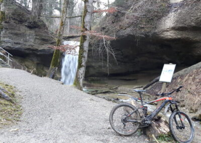 Bulls E Bike MTB Fully steht vor Wasserfall