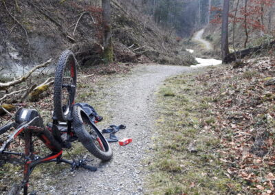 Tal mit Wanderweg E Bike auf dem Kopf für eine Pannenbehebung