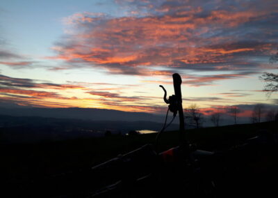Abendstimmung mit roten Wolken mit Bikelenker