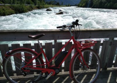 Diamant Juna+ vor Fluss