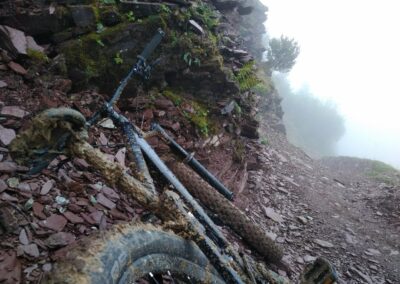 Verdrecktes E Bike in den Bergen