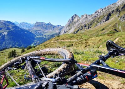 Bergkulisse mit liegendem E Bike davor