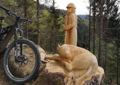 Bulls E Bike vor Holzschnitzerei