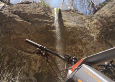 Mondraker E Bike MTB vor Wasserfall