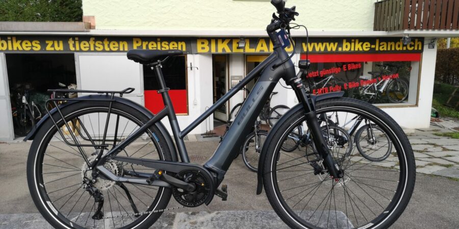 Schwarz graues E Bike steht vor Bikeland Wallisellen.